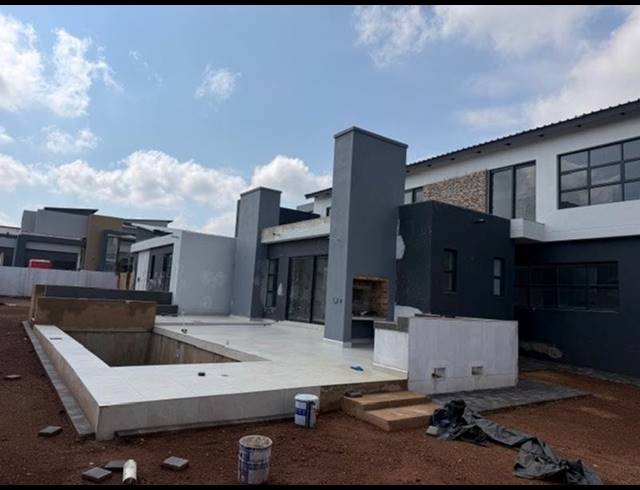 4 BEDROOM HOUSE FOR SALE IN MIDSTREAM HEIGHTS